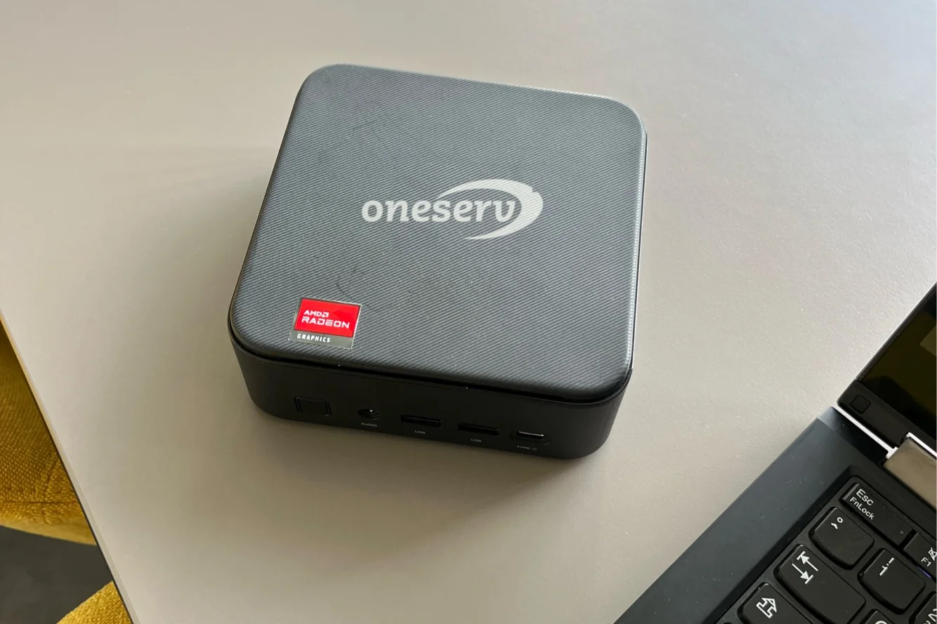 Kleiner Rechner mit oneserv-Logo auf einem Schreibtisch